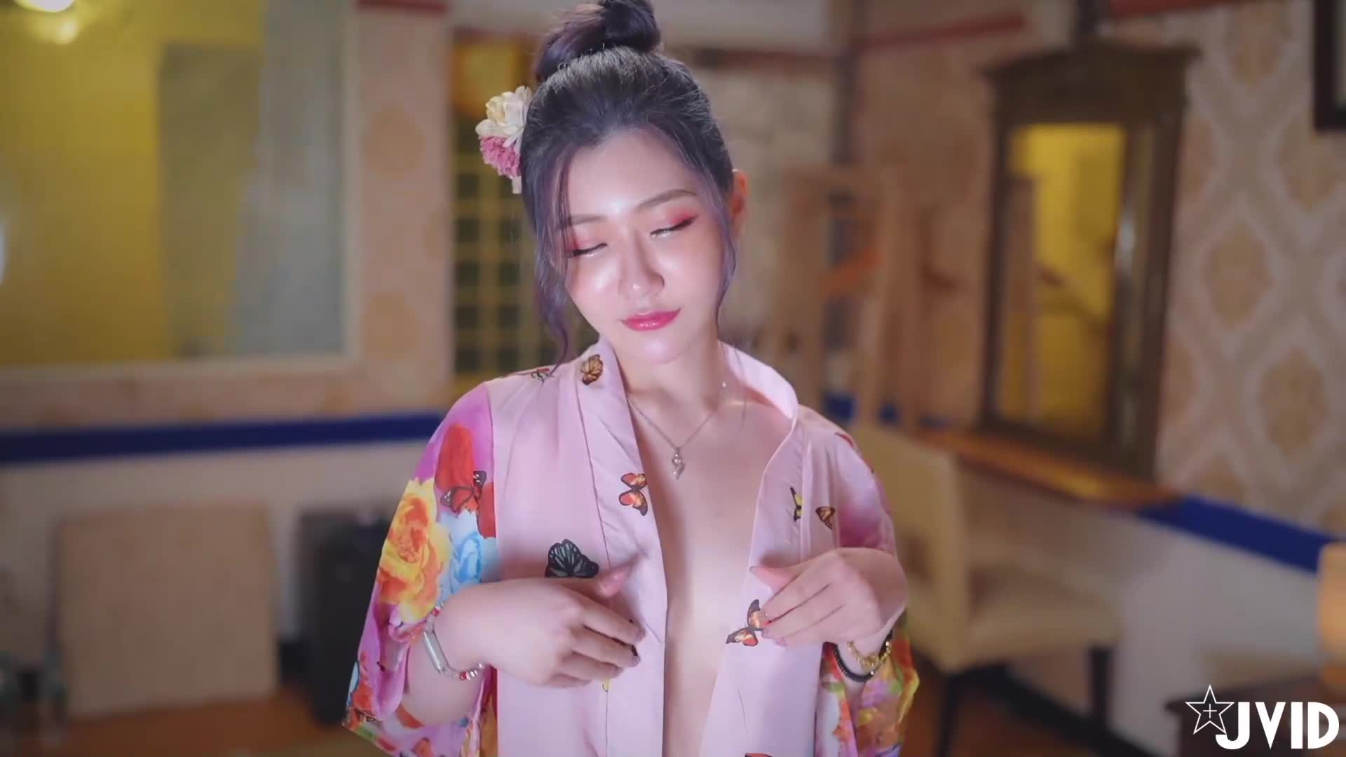 日系風情櫻花妹裡面什麼都沒穿 日系風情櫻花妹裡面什麼都沒穿