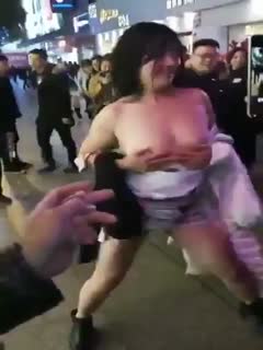 灯红酒绿的商业街下惊现一女孩露出揉奶,展现美丽的肌肤乳房,还伸手去逼里,围观群众小孩大人都有,女孩吃错药 灯红酒绿的商业街下惊现一女孩露出揉奶,展现美丽的肌肤乳房,还伸手去逼里,围观群众小孩大人都有,女孩吃错药
